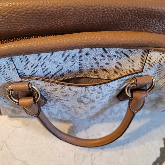 $125EMT Michael Kors vanilla Bedford Medium Tassel Leather Duffel EUC - Picture 3 of 15